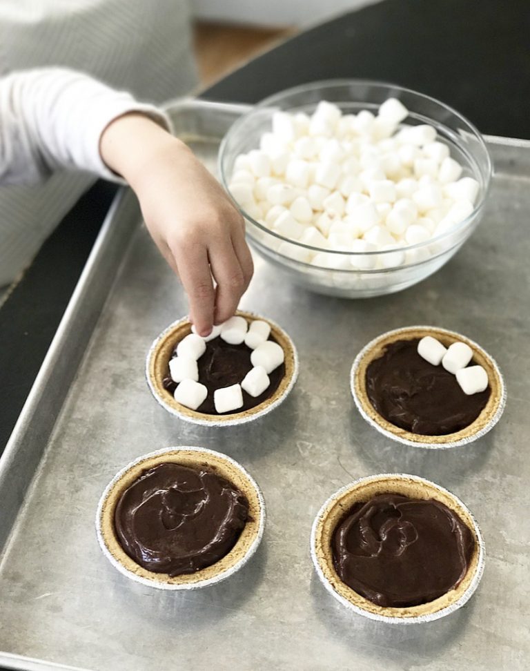 Simple Mini Smores Pies 5 Minute Desserts Kids Can Help Make